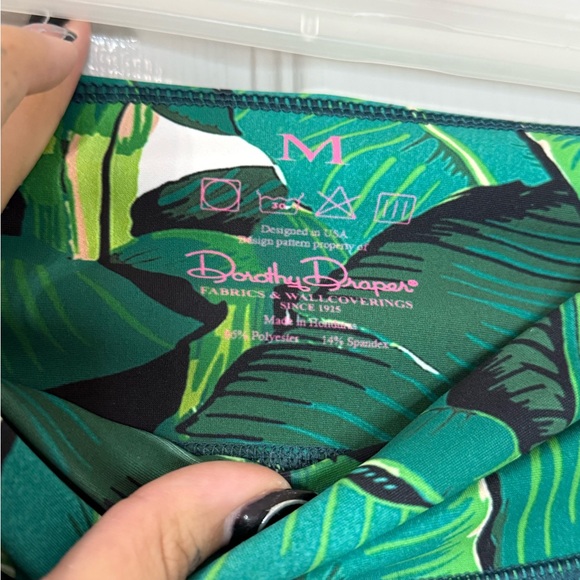 Dorothy Draper | Brazilliance |Green Leafy Legging | Medium - Picture 6 of 6